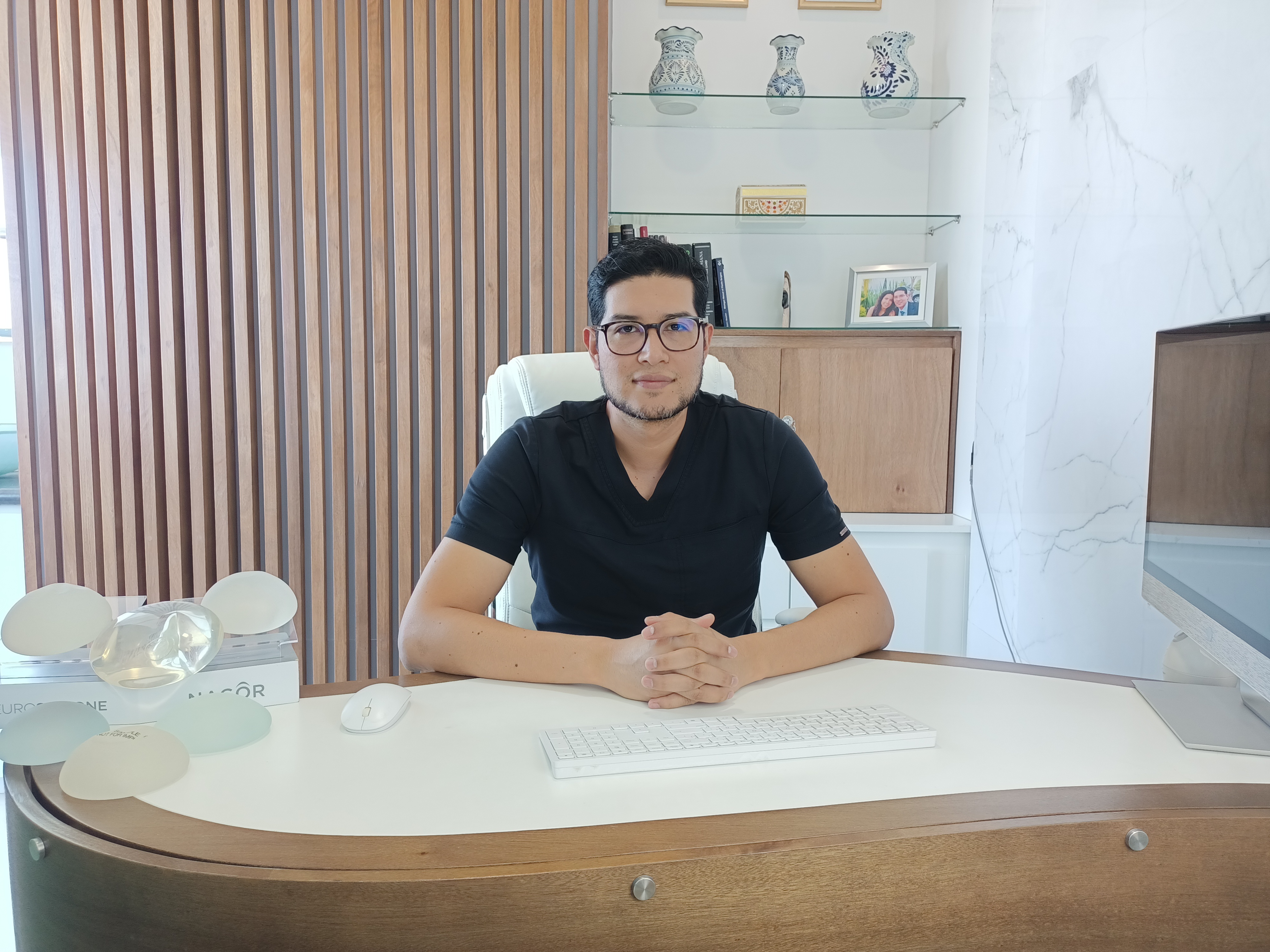 Dr. Riaño en su consultorio